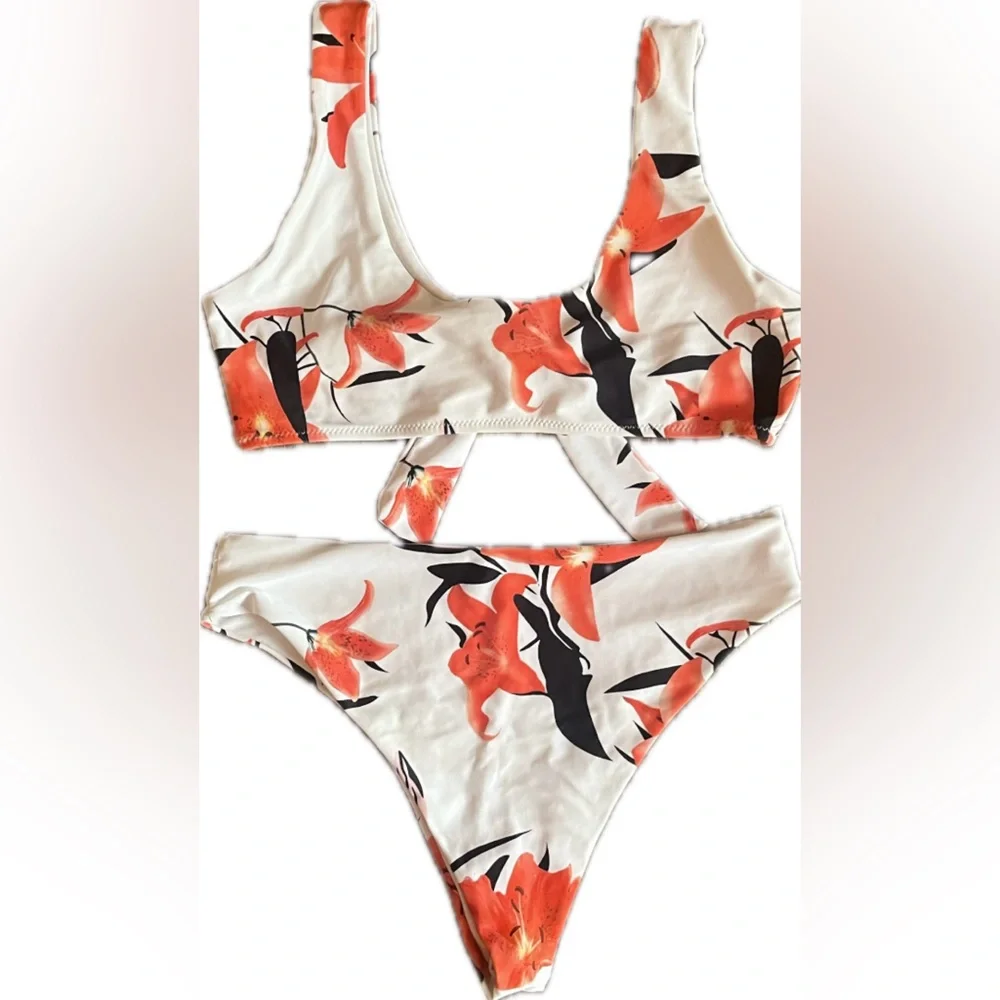 Floral 2 piece Bikini Set with Tie Front Top. Women’s size Large.